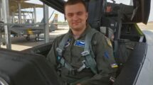 Oleksii Mes, el piloto ucraniano de F-16 fallecido en una foto durante su enrenamiento compartda en redes sociales.