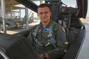 Oleksii Mes, el piloto ucraniano de F-16 fallecido en una foto durante su enrenamiento compartda en redes sociales.