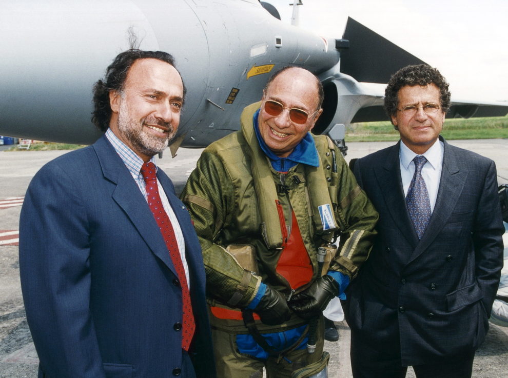 Oliver Dassault, izquierda, junto a su padre Serge y su hermano Laurent con motivo de un vuelo de su padre en el Rafale.