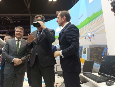 El ministro Oscar Puente probando el simuladro de realidad virtual de Enaire.