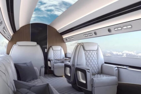 Cabina del Phantom 3500 con sus pantallas que sustituyen a las ventanillas.