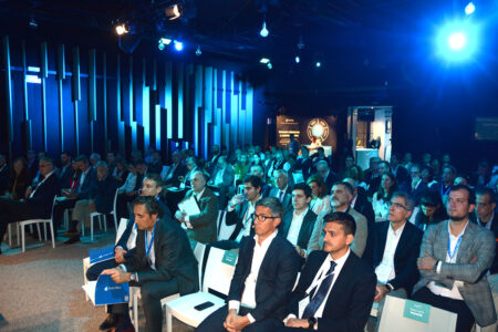 La sala donde se celebró la jornada se llenó casi por completo.