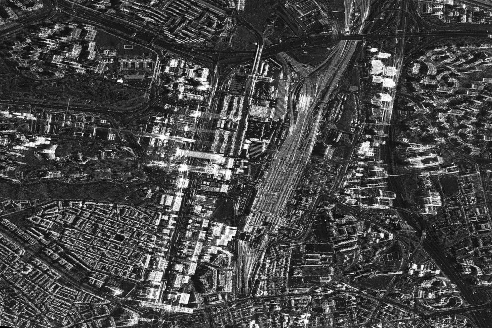 Imágen tomada por el satélite Paz de l zona norte de Madrid. Al centro la estación de tren de Chamartín y a su izquierda las "cuatro torres".