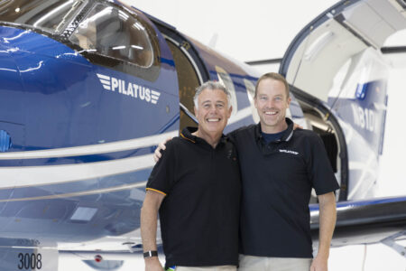 Dion Weisler (izquierda), durante la entrga de su nuevo Pilatus PC-12 PRO.