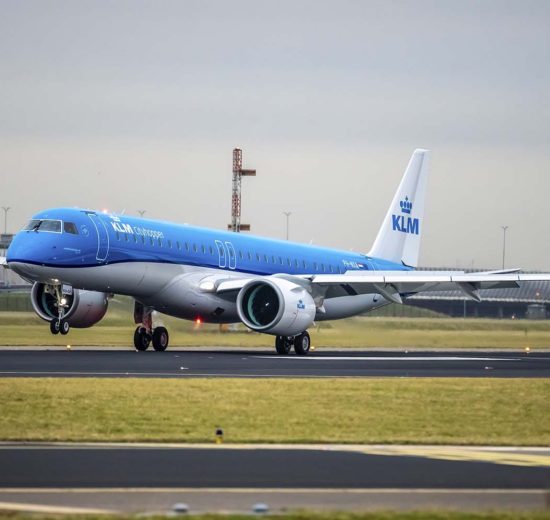 Aterrizaje en Ámsterdam del primer Embraer E195-E2 de KLM Cityhopper en su vuelo de entrega.