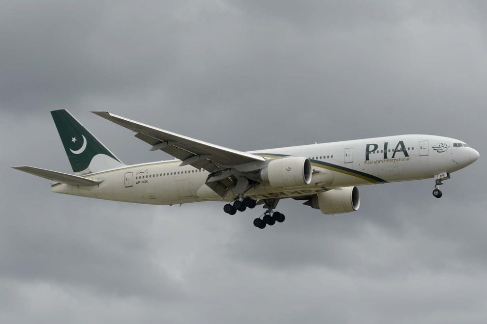 Boeing 777 de PIA aterrizando en Londres Heathrow.
