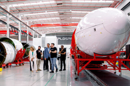 Pedro Sánchez durante su visita a PLD Space.