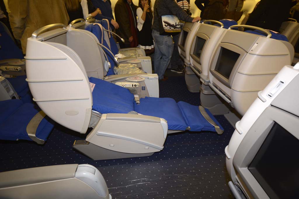 Los asientos de business del Boeing 777 de Privilege se convierten en camas planas.