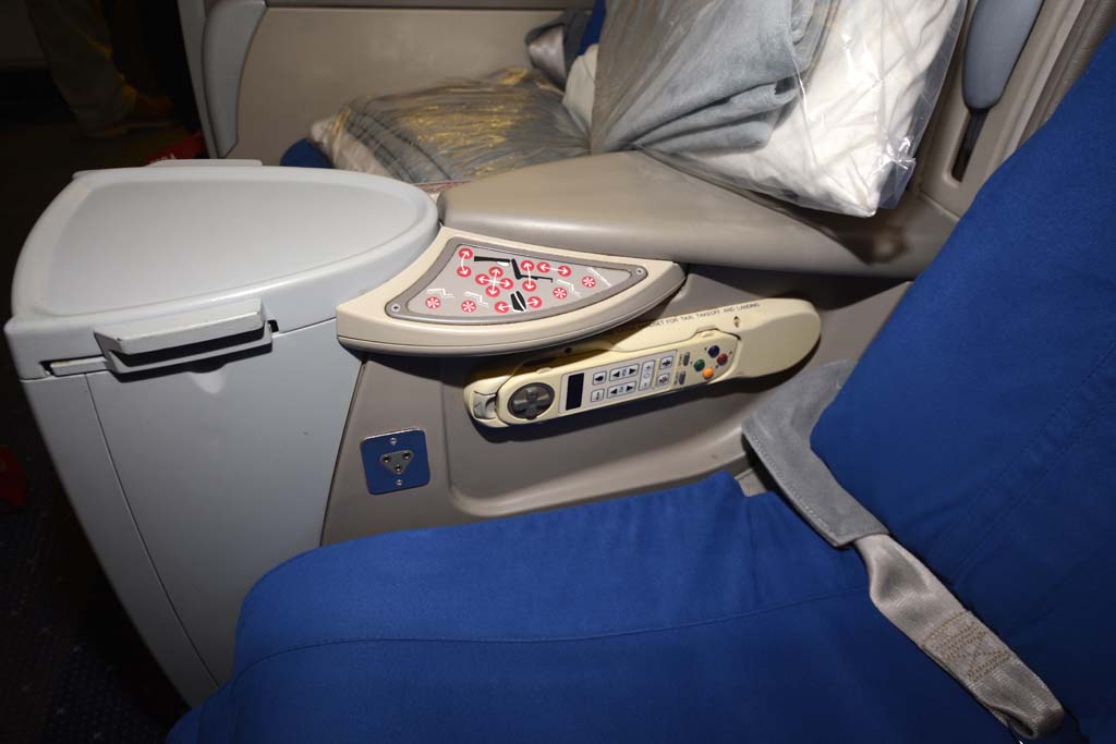 Detalle de los mandos de control del asiento de bussines del Boeing 777.