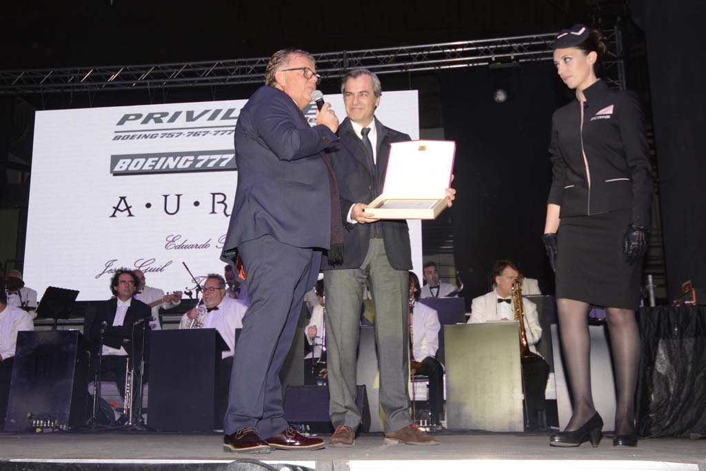Durante 12 años Iberia ha mantenido los Boeing de Privilege, y Chema Álvarez se lo agradeció a José Luis Quirós, director técnico de Iberia.