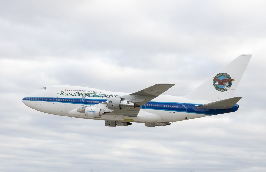 Despegue del Boeing 747SP de Pratt & Whitney con el motor PW1900G.