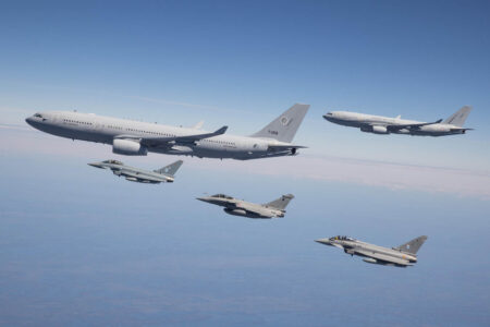 En Pacific Skies, aviones españoles, franceses y alemanes dieron la vuelta al mundo participando en varios ejercicios.