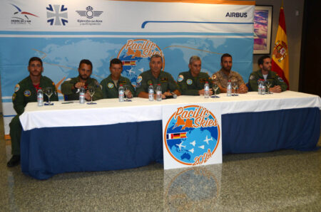 Mandos y oficiales durante la presentacion de los  resultados de Pacific Skies en Morón.