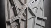 Panel desarrollado por Stelia. A la izquierda el realizado por impresion 3D y a la derecha el modelo producido por medios tradicionales.