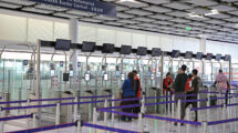 Control automatizado de pasaportes en el aeropuerto de París Charles de Gaulle.