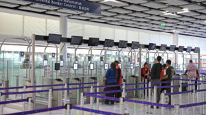 Control automatizado de pasaportes en el aeropuerto de París Charles de Gaulle.