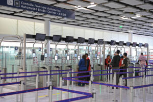 Control automatizado de pasaportes en el aeropuerto de París Charles de Gaulle.