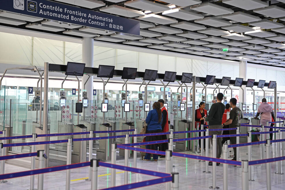 Control automatizado de pasaportes en el aeropuerto de París Charles de Gaulle.