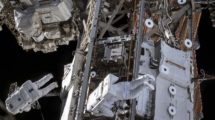 Paseo espacial de dos astronautas en la Estación Espacial Internacional.