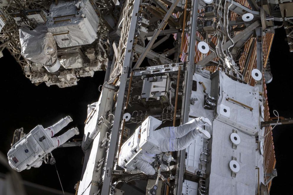 Paseo espacial de dos astronautas en la Estación Espacial Internacional.