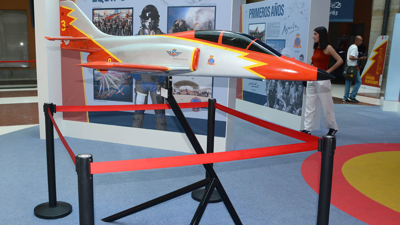 Maqueta del CASA C-101, el avión de la Patrulla Águila.
