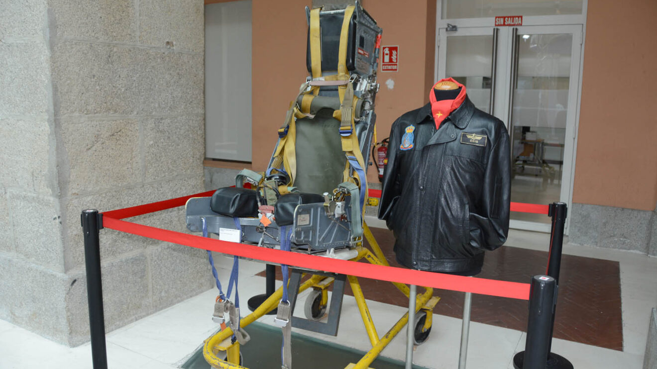 Asiento lanzable del C-101 junto a una cazadora de la patrulla.
