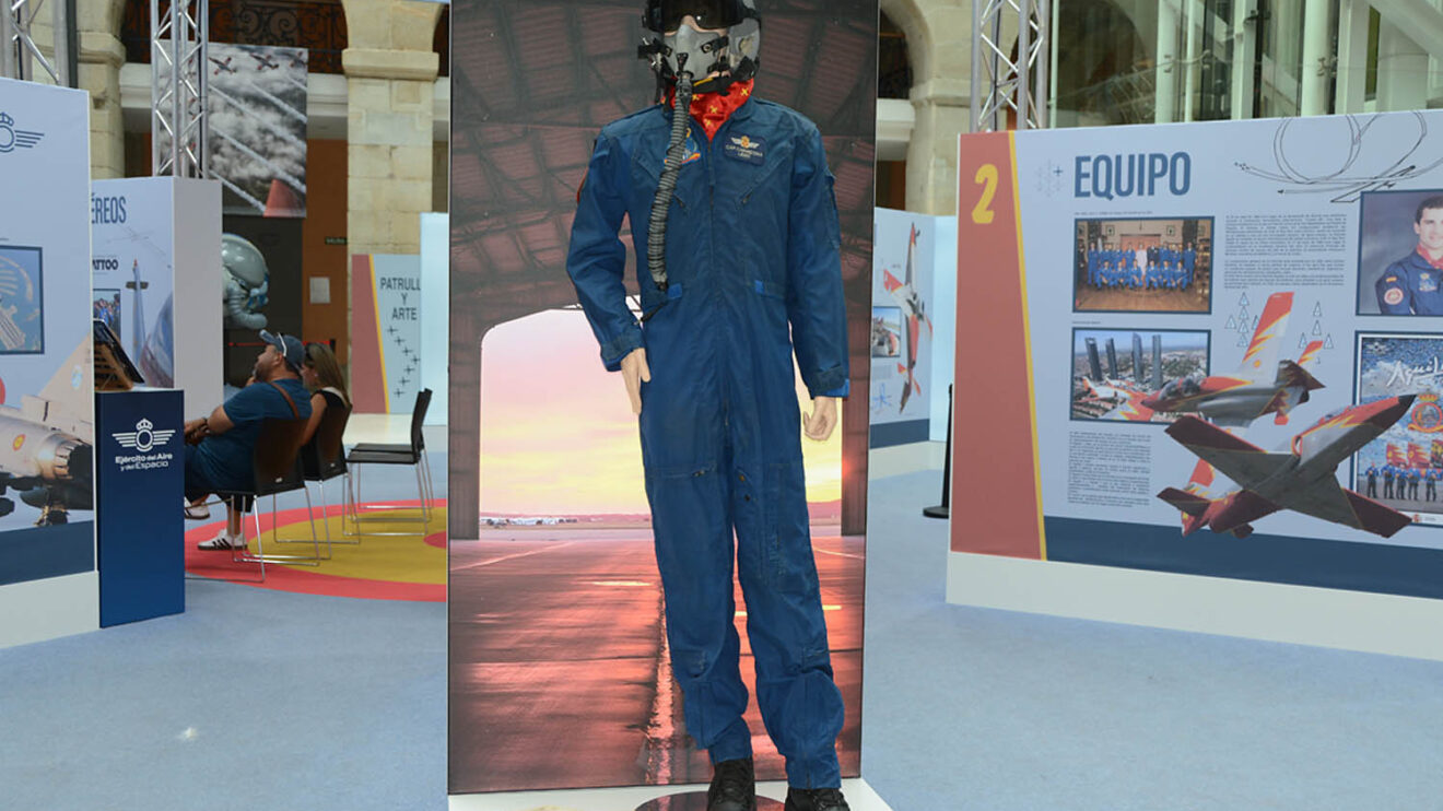 Mono y casco de vuelo de los pilotos de la Patrulla Águila.