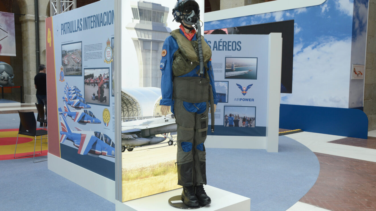 Otro mono y casco de vuelo de los pilotos de la Patrulla Águila, en este caso con el traje anti G.