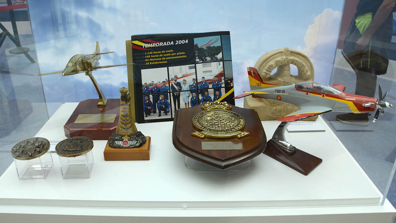 Junto a varios recuerdos, la maqueta del PC-21, el próximo avión de la Patrulla Águila.