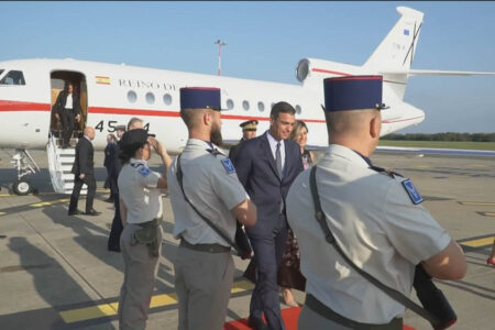 Pedro Sánchez, a su llegada en un viaje oficial a bordo de uno de los Falcon 900.
