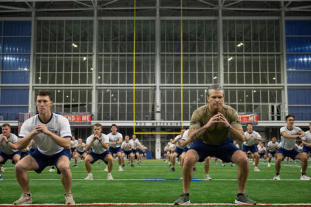 Pete Hegsted haciendo deporte con personal de la USAF.