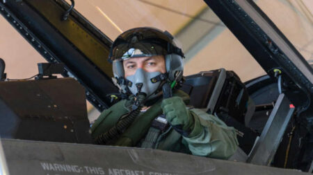 Luis Alfonso Petri, ministro de Defensa argentino a bordo de un F-16B danés en el que voló.
