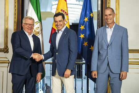Tras la adjudicación de la parcela a Pilatus, MArkus Bucher, consejero delegado de Pilatus y Hansueli Loosli, presidente de Pilatus Aircraft Iberia fueron recibidos por Juan Manuel Moreno, presidente de la Junta de Andalucía.