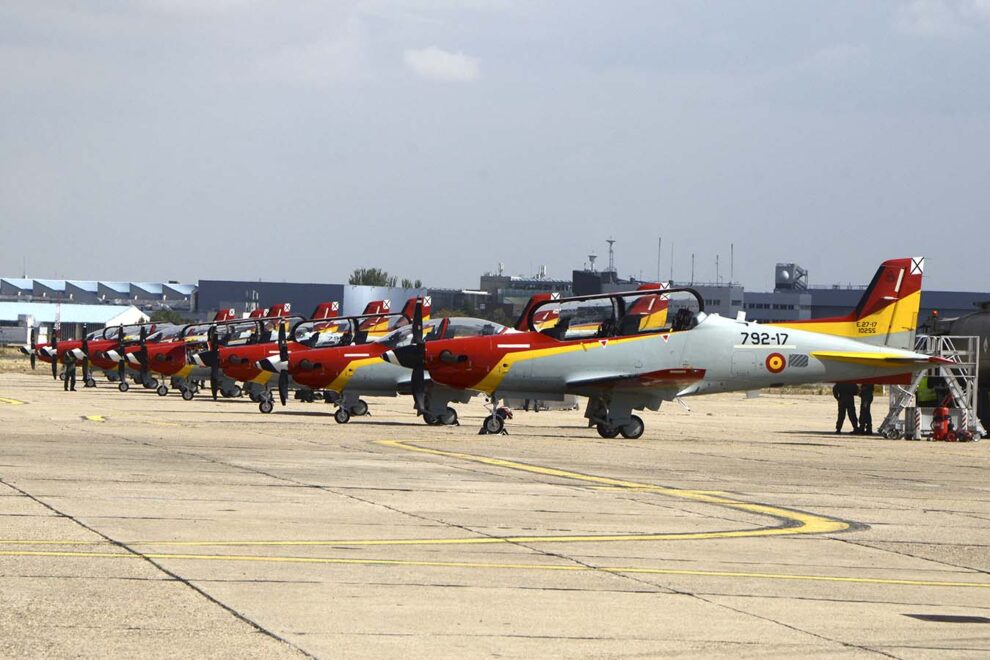 Nueve de los PC-21 en servicio en la AGA estacionados en Getafe para participar en el desfile del 12 de octubre.