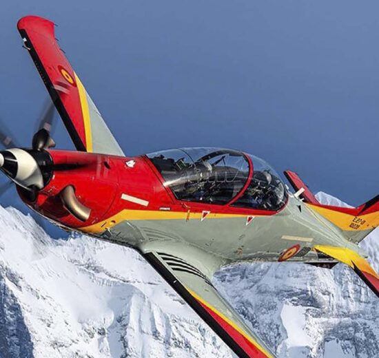 El primero de los 24 PC-21 españoles sobre los Alpes.