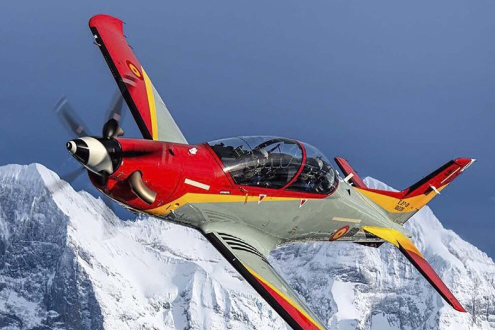 El primero de los 24 PC-21 españoles sobre los Alpes.