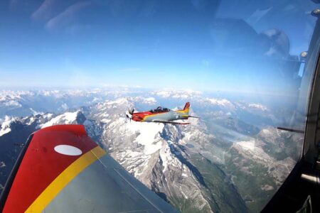 Los PC-21 sobre los Alpes durante un vuelo fotofráfico.