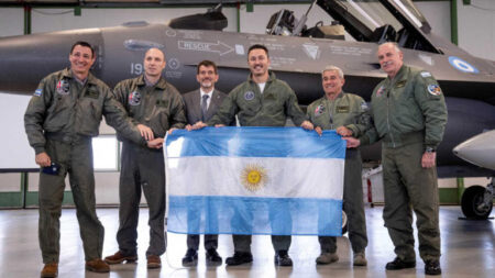 El misnistro de Defensa argentino (al centro) junto a oficiales de la Fuerza Aérea argentina tras la firma del contrato de compra de los F-16.