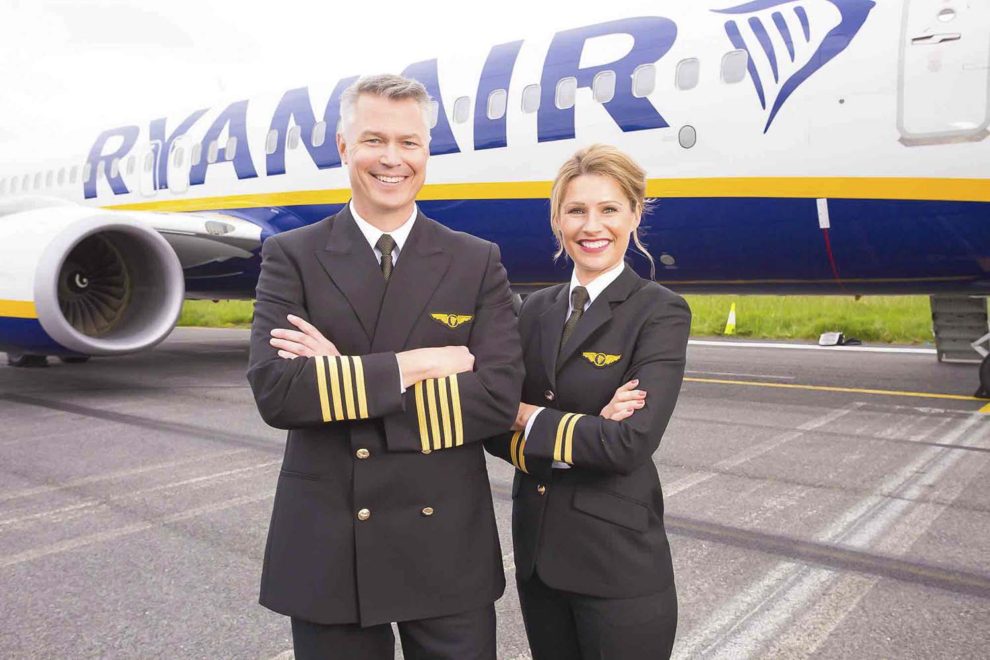 Los pilotos españoles de Ryanair se unen a sis colegas aceptando una rebaja de su sueldo del 20 por ciento.
