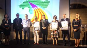 Los galardonados por la Fundación Aeronáutica Mallorquina y los encargados de la entrega de las placas.