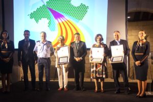 Los galardonados por la Fundación Aeronáutica Mallorquina y los encargados de la entrega de las placas.