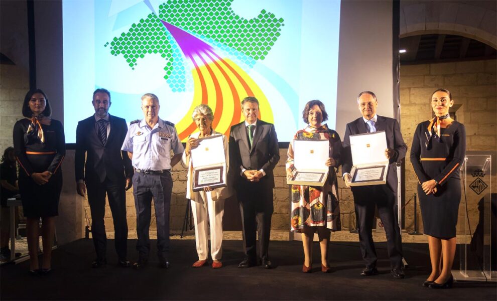 Los galardonados por la Fundación Aeronáutica Mallorquina y los encargados de la entrega de las placas.