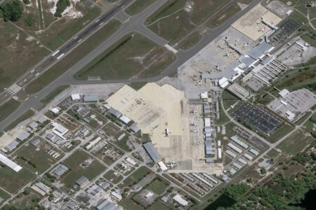Detalle de la imagen del aeropuerto de Orlando Sanford con el Beluga en su plataforma desde el satélite Pleiades Neo 3 (© Pléiades Neo, Copyright Airbus DS))