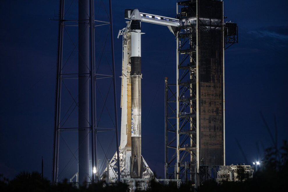 El cohete Falcon 9 con la cápsula Dragon para la misión Polaris Dawn.