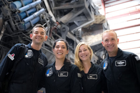 De izquierda a derecha Jared Isaacman, Sarah Gillis, Anna Menon y Scott Poteet, astronautas de la misión Polaris Dawn.