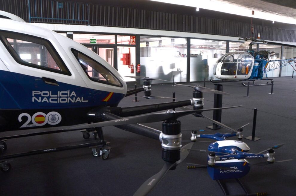 El Alouette II y los drones Ehang en la exposición de los 200 años de la Policía española.