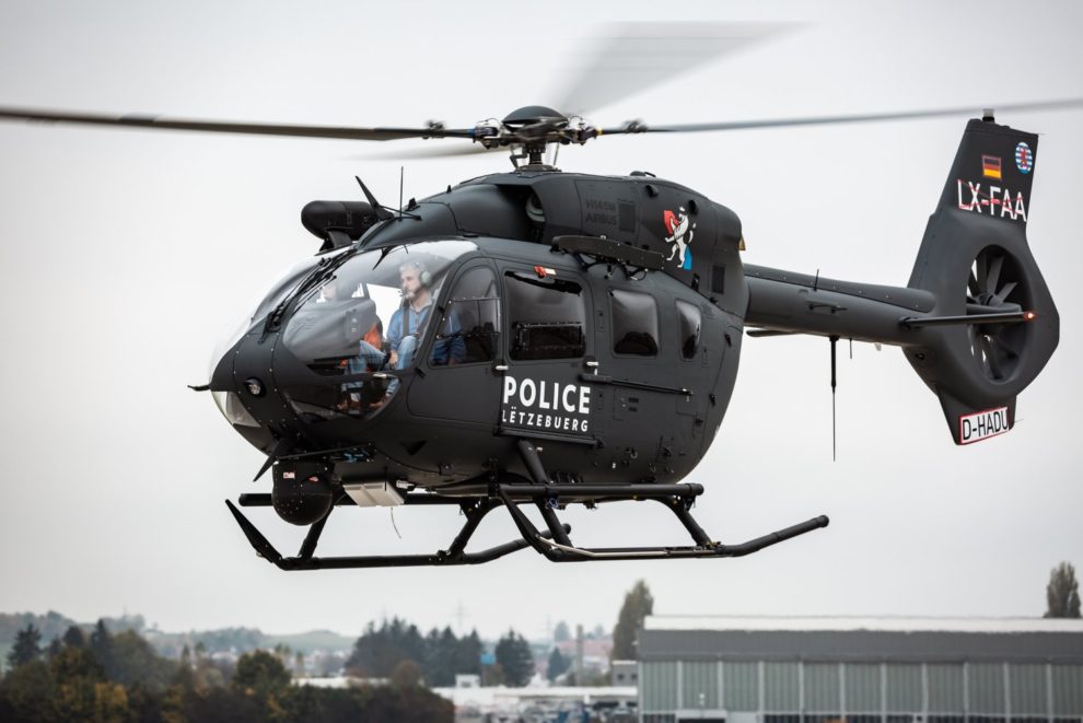El Airbus Helicopters H145M de la policía de Luxemburgo en uno de sus vuelos de prueba previos a su entrega.º
