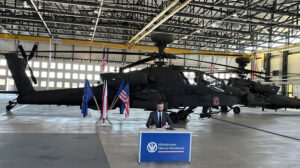 Wladyslaw Kosiniak-Kamysz, vice primer milnistro y ministro de Defensa de Polonia firma los AH-64E.