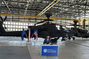 Wladyslaw Kosiniak-Kamysz, vice primer milnistro y ministro de Defensa de Polonia firma los AH-64E.