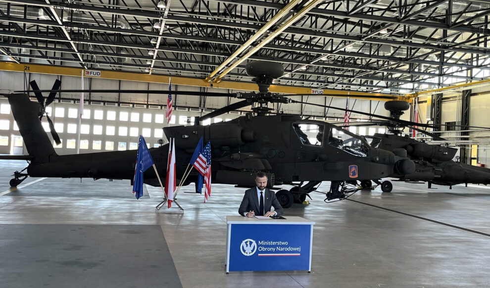 Wladyslaw Kosiniak-Kamysz, vice primer milnistro y ministro de Defensa de Polonia firma los AH-64E.